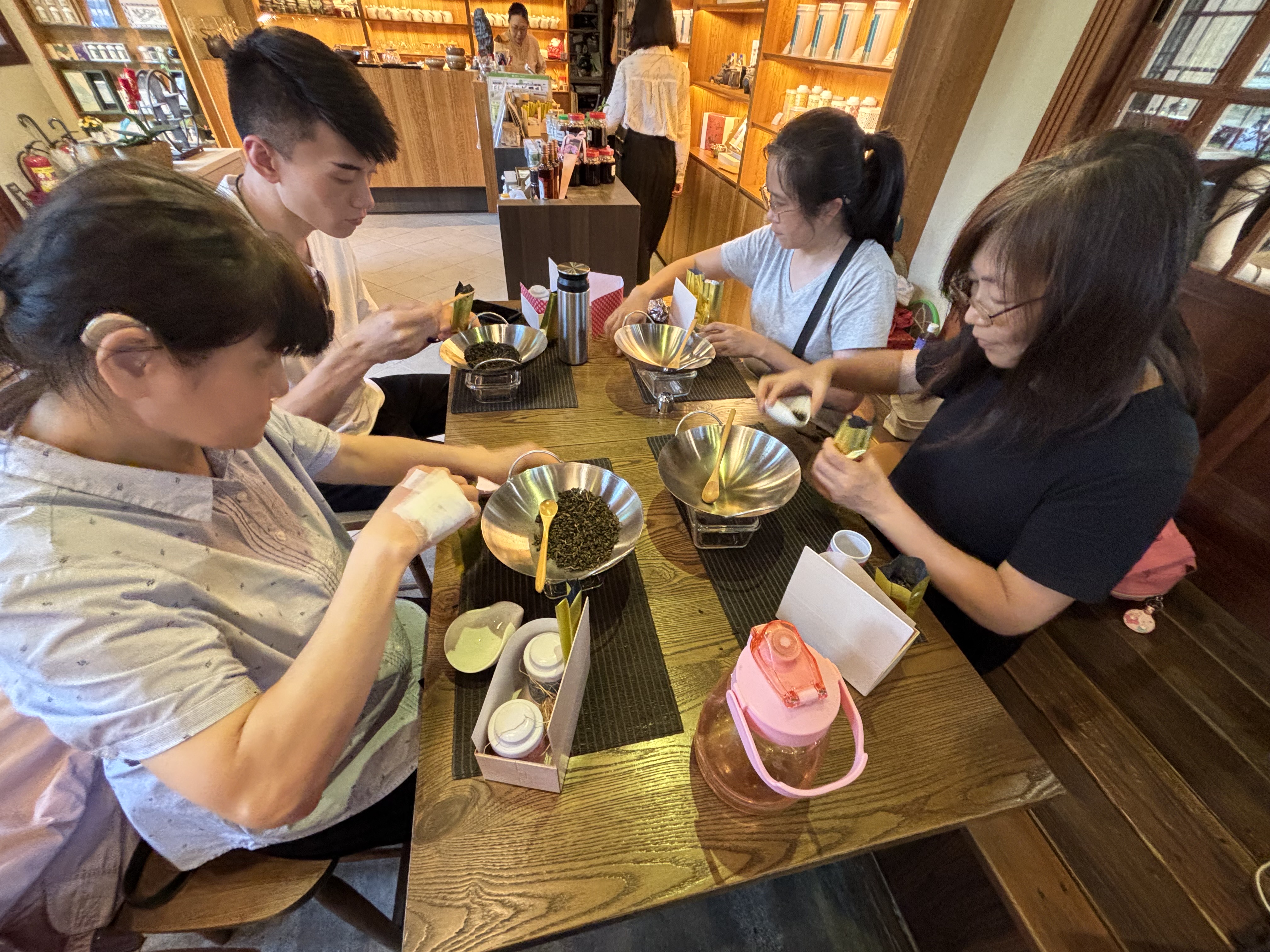 在日式和風茶館中，體驗窨茶手作。