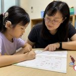 聽語教師教導聽損小朋友學習注音符號