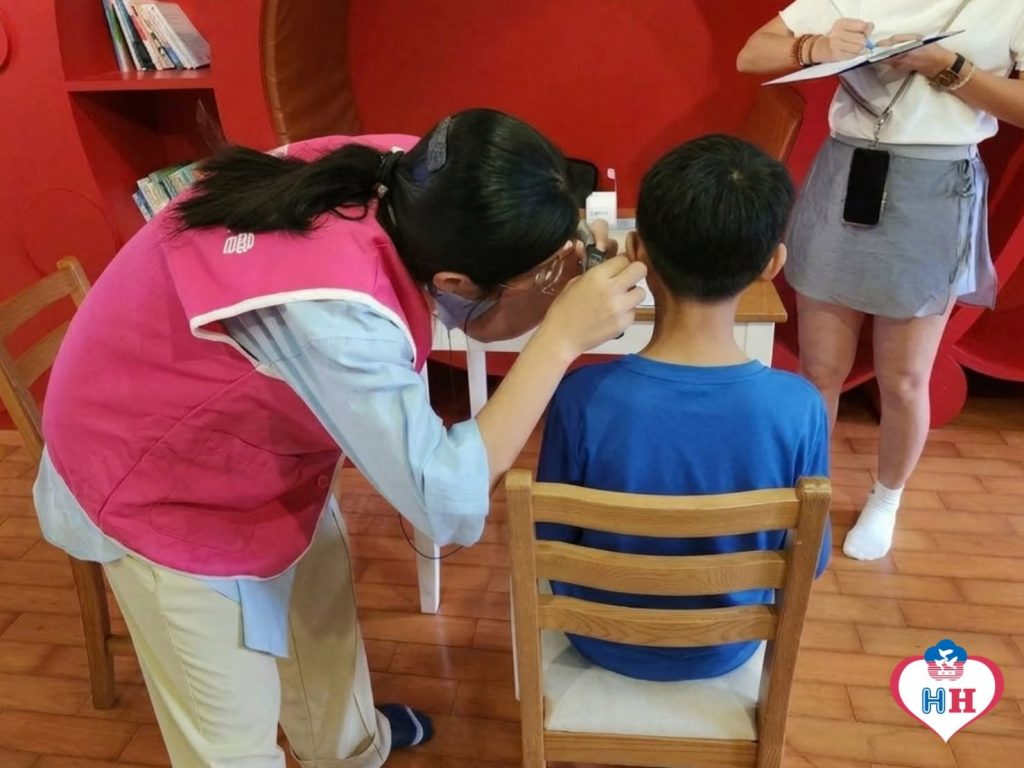 聽力師正在偏鄉學校為學生進行聽力篩檢。